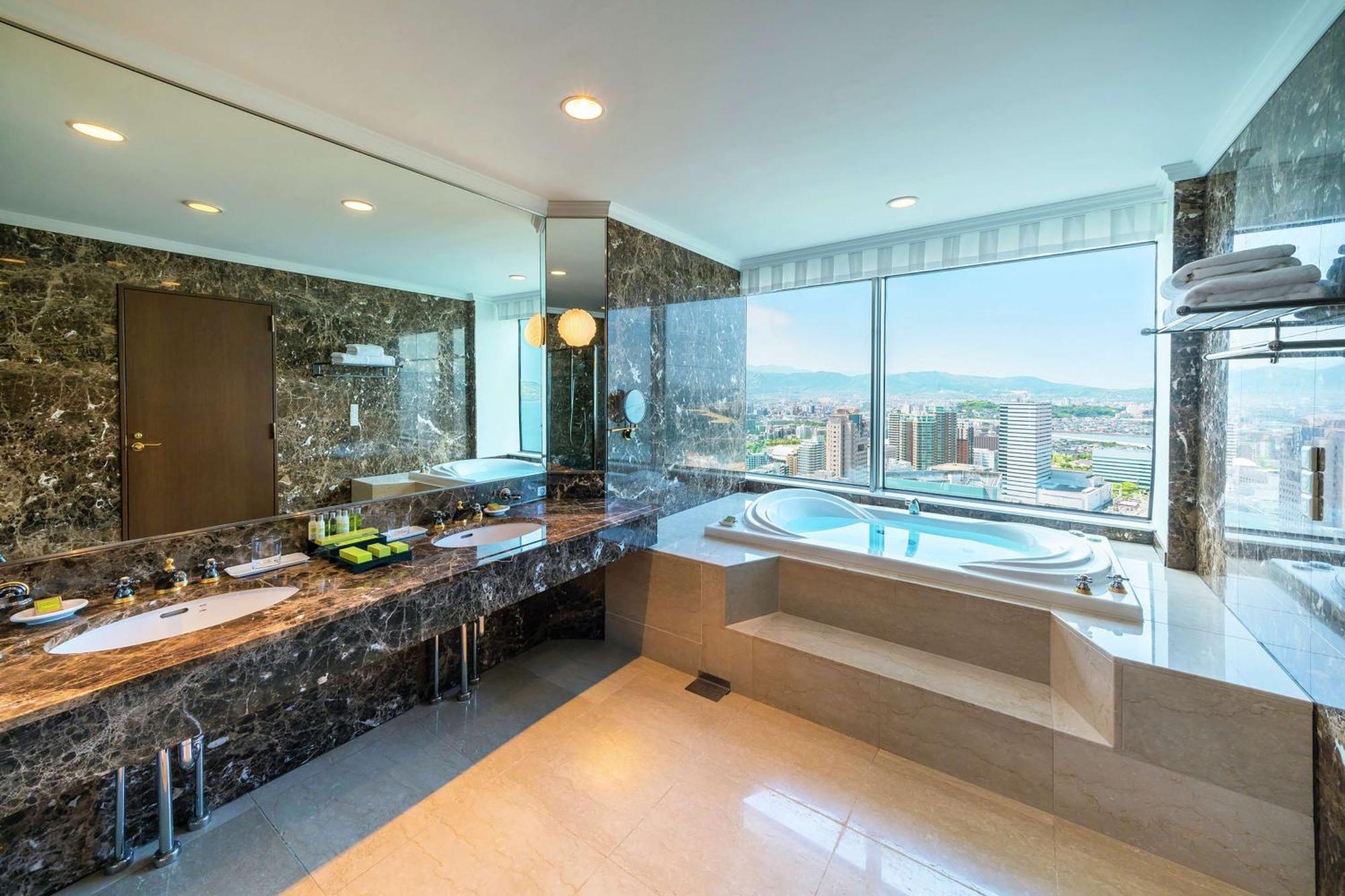 Hilton Fukuoka Sea Hawk Hotell Exteriör bild